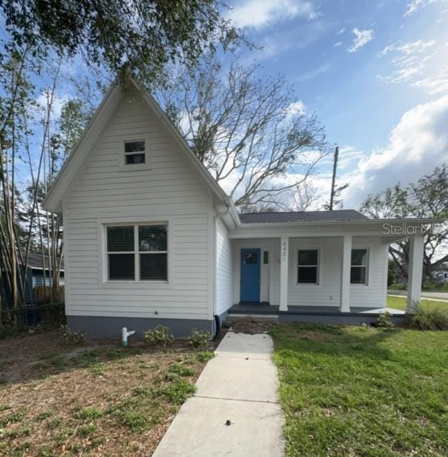 view of front facade with a porch and a front yard