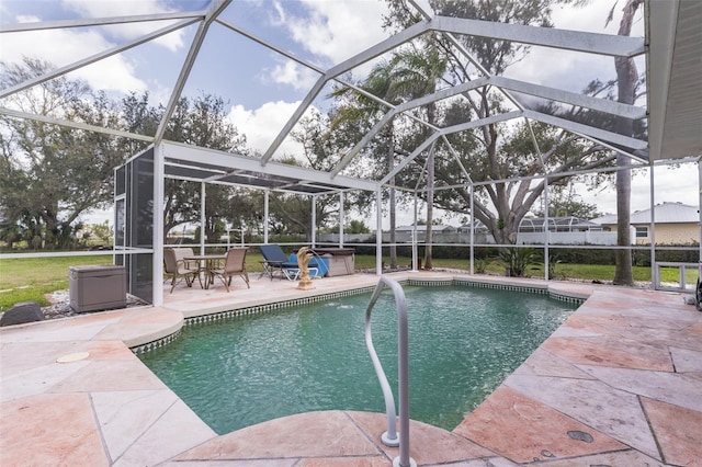 pool featuring a patio area, a lanai, and a jacuzzi