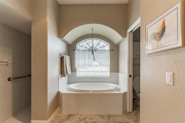 full bath featuring a textured wall, toilet, an inviting chandelier, a tile shower, and a bath