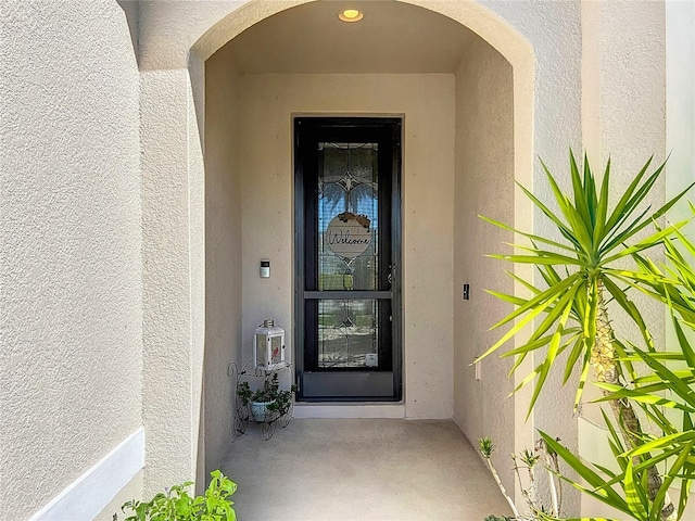 property entrance featuring stucco siding