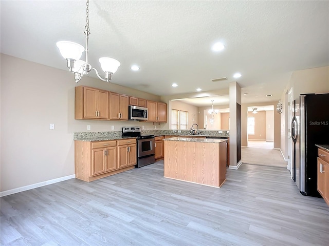 kitchen with visible vents, baseboards, stainless steel appliances, light wood-style floors, and a chandelier