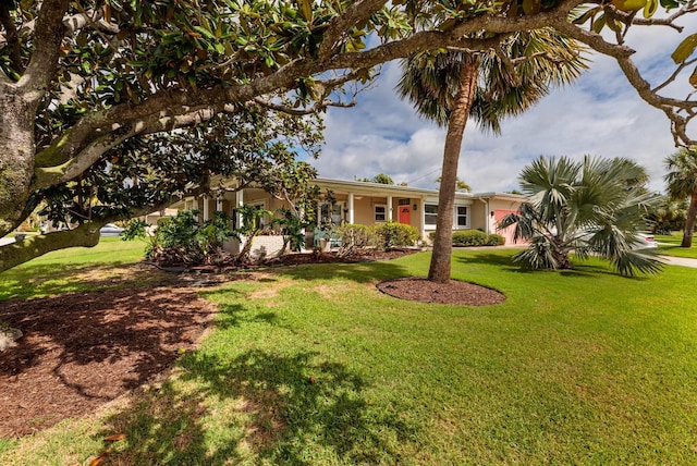 2340 W Bay Isle Dr SE, Saint Petersburg, FL 33705 - view of front of home featuring a front lawn
