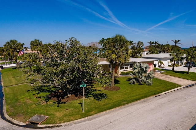 2340 W Bay Isle Dr SE, Saint Petersburg, FL 33705 - view of front facade with driveway and a front yard