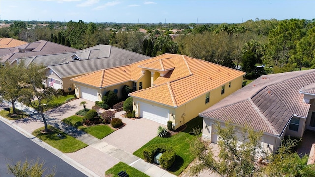 birds eye view of property featuring a forest view