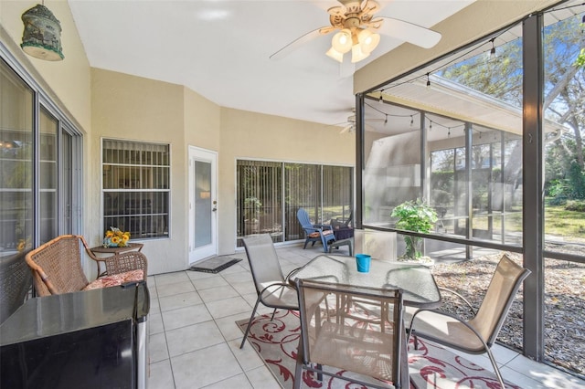 sunroom / solarium featuring a ceiling fan