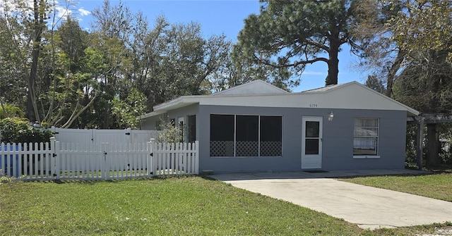 view of front facade with a gate, fence, and a front yard