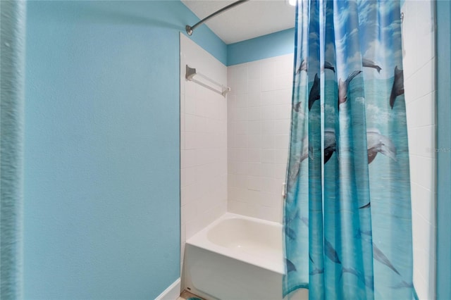 full bath with shower / tub combo with curtain