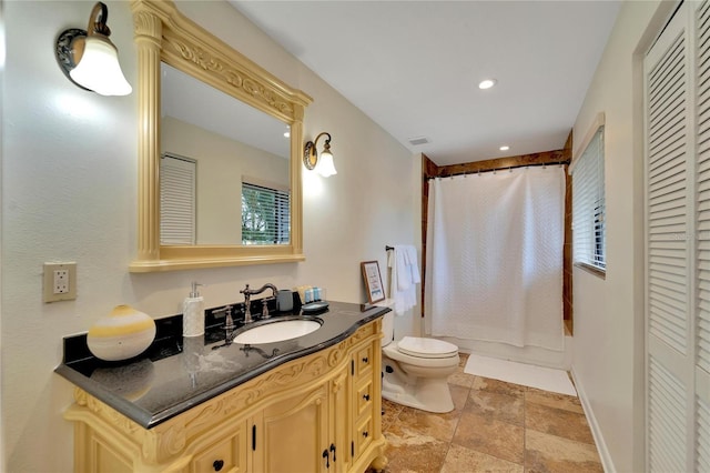 full bath featuring baseboards, visible vents, a shower with shower curtain, toilet, and vanity