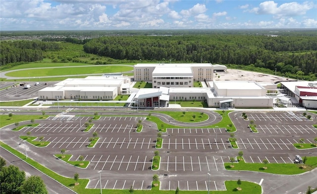 birds eye view of property featuring a forest view