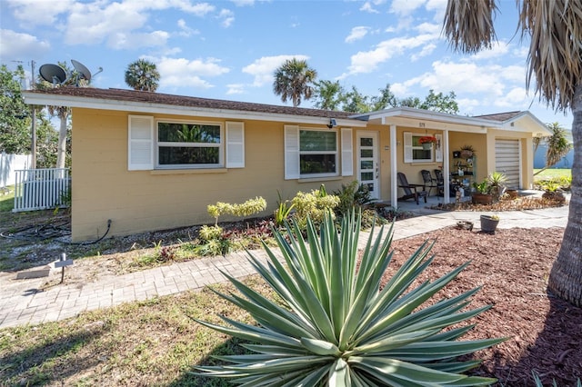 375 Magnolia Rd, Venice, FL 34293 - view of front facade featuring a patio and fence