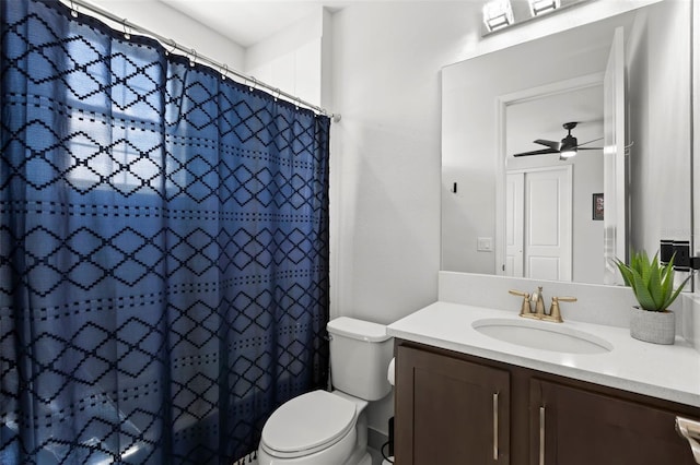 bathroom featuring a ceiling fan, a shower with shower curtain, vanity, and toilet