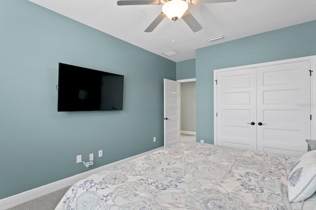 bedroom featuring ceiling fan, carpet floors, visible vents, baseboards, and a closet