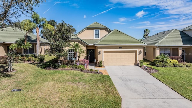 view of front of home featuring stucco siding, an attached garage, and a front yard