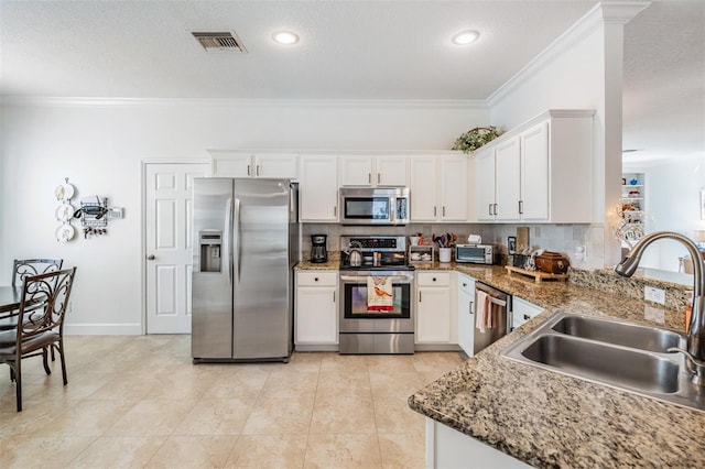 kitchen featuring a sink, visible vents, backsplash, and stainless steel appliances