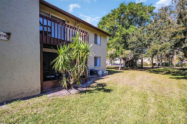 view of yard featuring a balcony