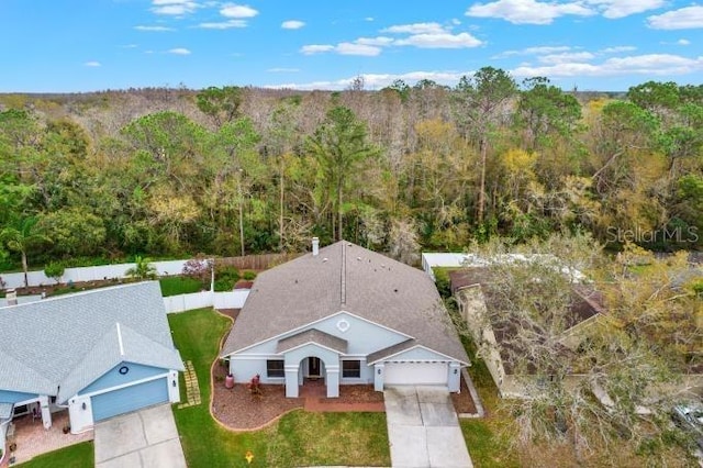 bird's eye view featuring a wooded view