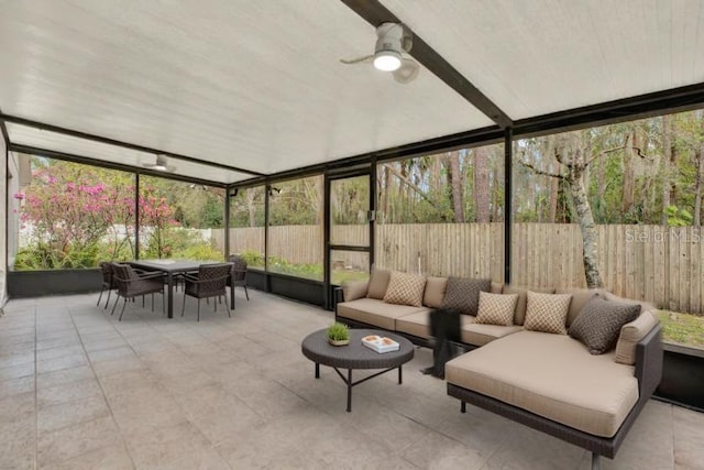 sunroom with ceiling fan