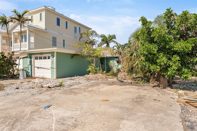 view of front facade with a garage