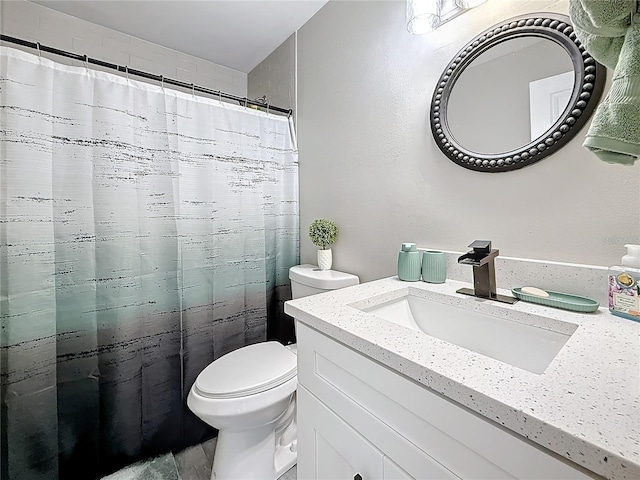 full bath featuring vanity, toilet, and a shower with curtain