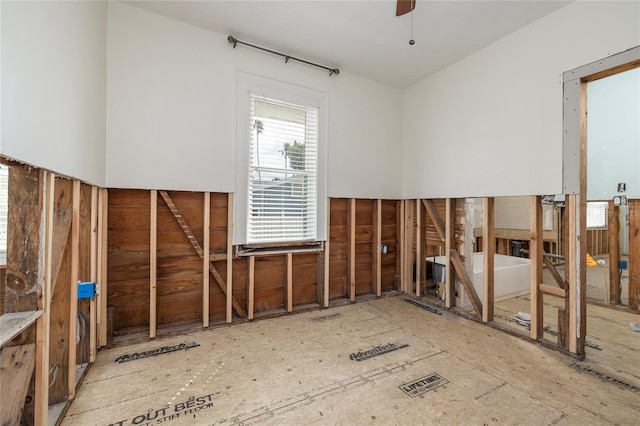 empty room with ceiling fan