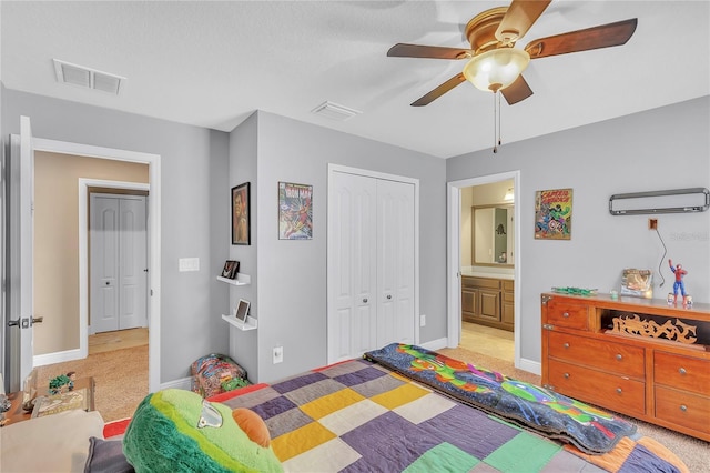 bedroom featuring light carpet, visible vents, baseboards, an AC wall unit, and a closet