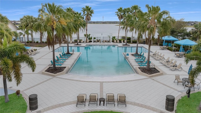 11330 Lake Lucaya Dr, Riverview, FL 33579 - community pool with a patio area and fence