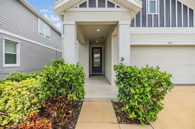 view of exterior entry with stucco siding