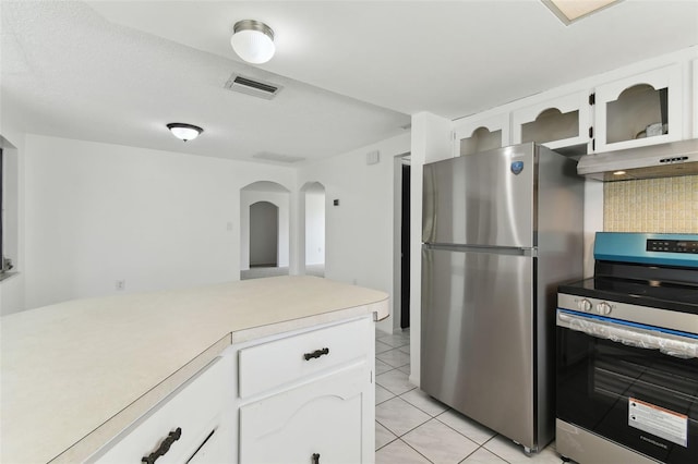 kitchen featuring under cabinet range hood, visible vents, appliances with stainless steel finishes, and light countertops