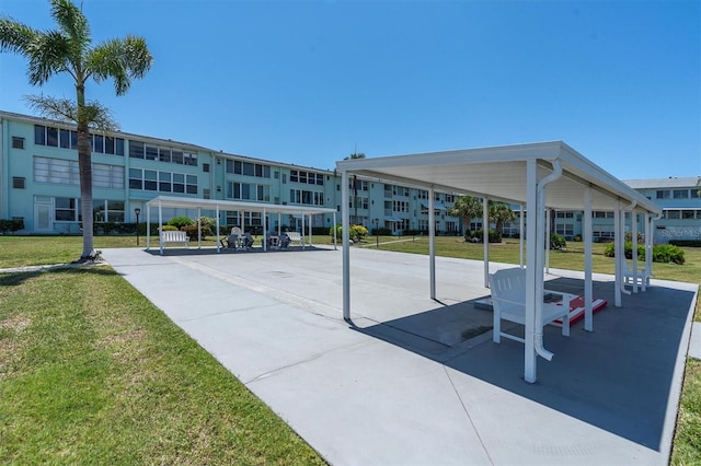 view of property's community featuring a lawn