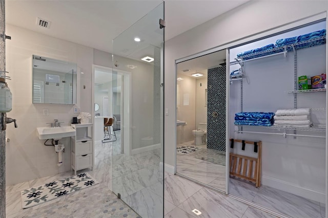 full bath featuring baseboards, toilet, recessed lighting, marble finish floor, and a sink