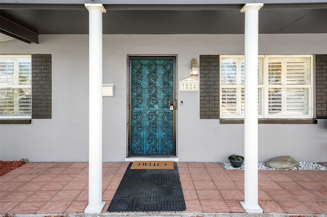 view of exterior entry with stucco siding