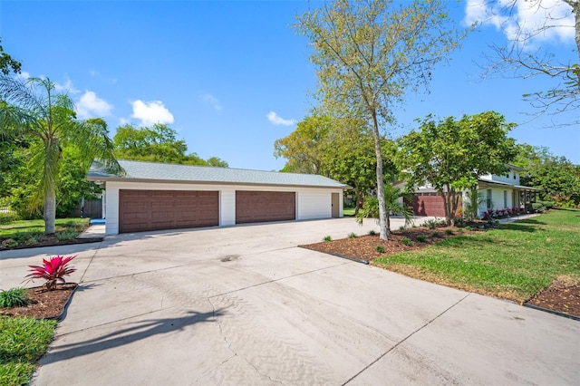 view of front facade featuring a garage and a front lawn