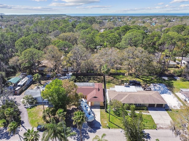 birds eye view of property featuring a forest view