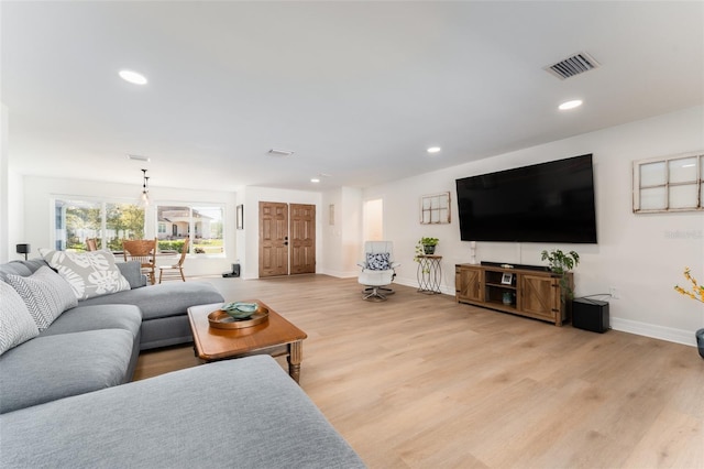 living room featuring recessed lighting, visible vents, baseboards, and light wood-style floors