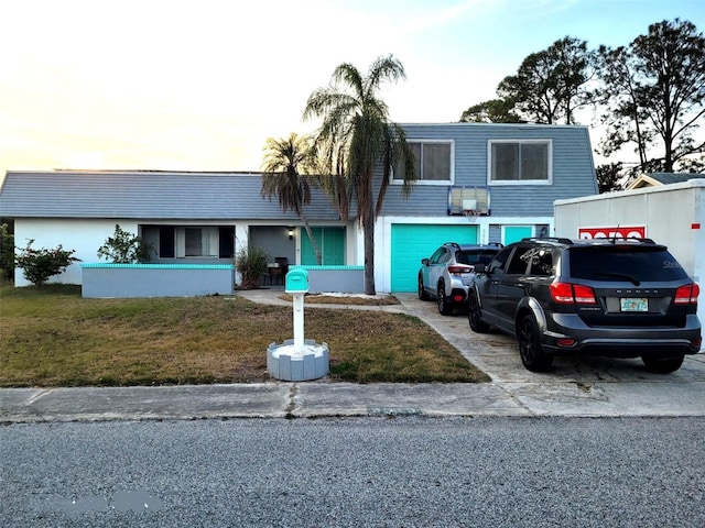 view of front of home featuring driveway and a front lawn