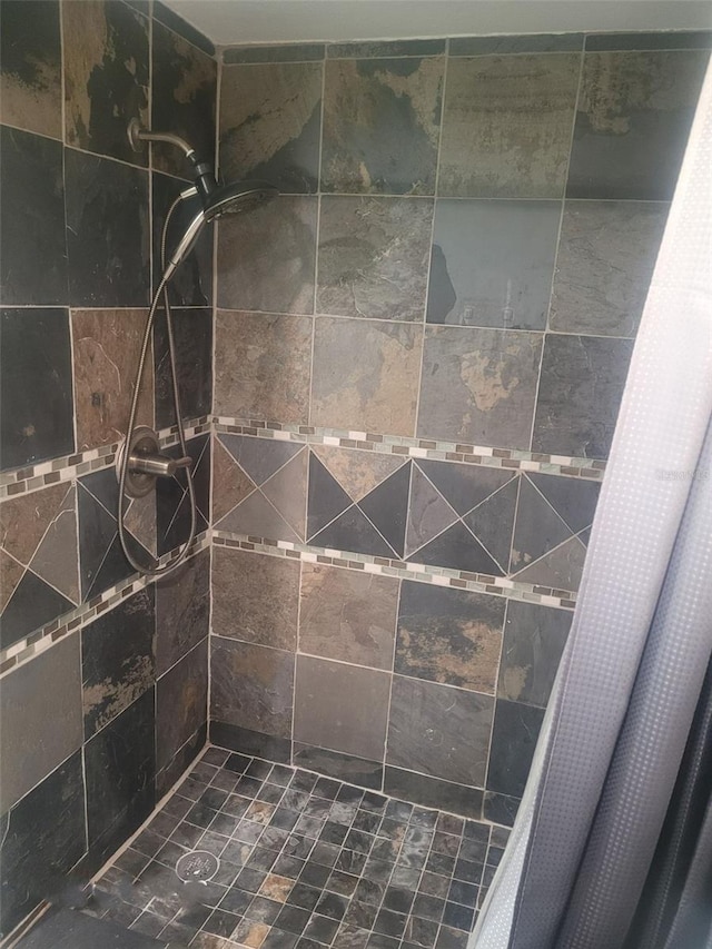 room details featuring a tile shower