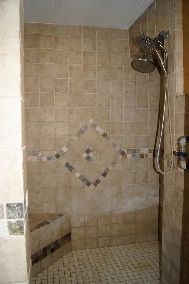 full bathroom featuring a tile shower