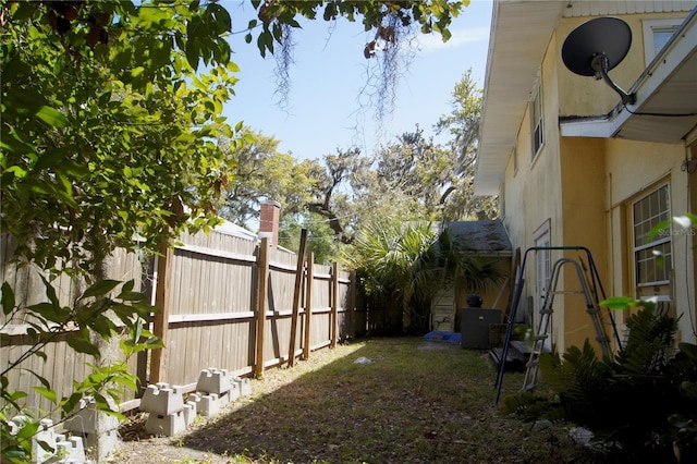 view of yard featuring a fenced backyard