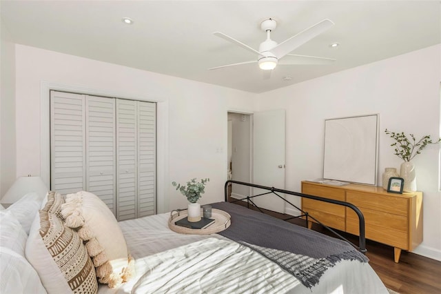 bedroom featuring ceiling fan, recessed lighting, wood finished floors, baseboards, and a closet