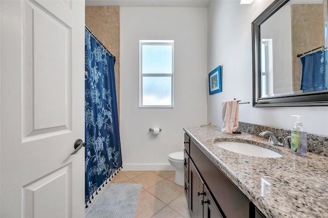 full bath featuring tile patterned flooring, toilet, vanity, baseboards, and a shower with curtain