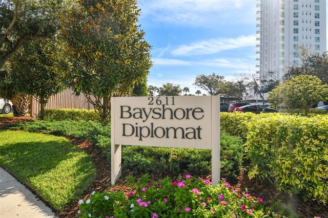 view of community / neighborhood sign