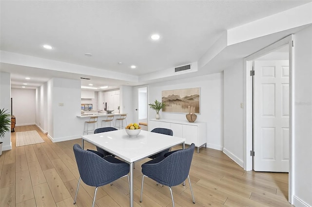 dining space featuring recessed lighting, visible vents, baseboards, and light wood-style floors