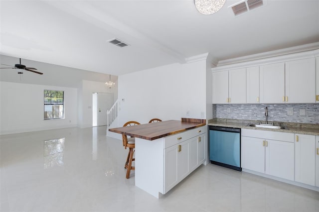 kitchen featuring a sink, a breakfast bar area, visible vents, and dishwasher