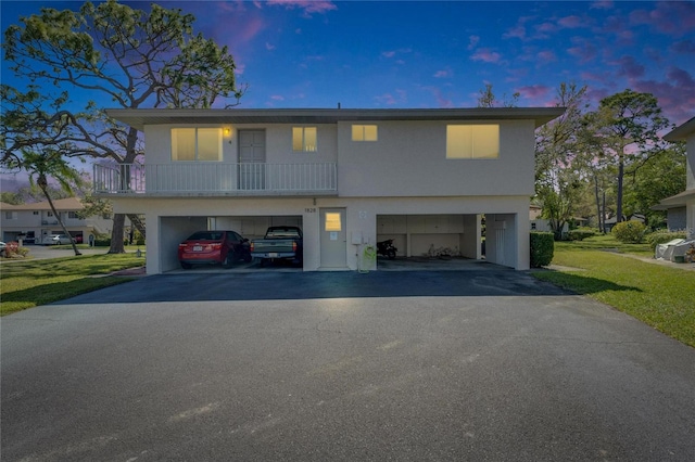 view of front of property featuring a yard and driveway