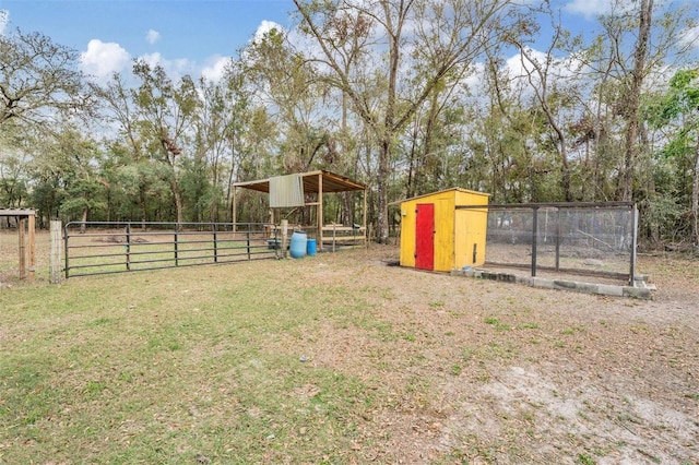 view of yard featuring an outbuilding