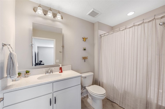 bathroom featuring toilet, a shower with curtain, visible vents, and vanity