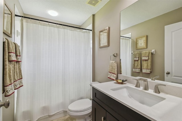 full bath featuring visible vents, toilet, vanity, a shower with shower curtain, and a textured ceiling