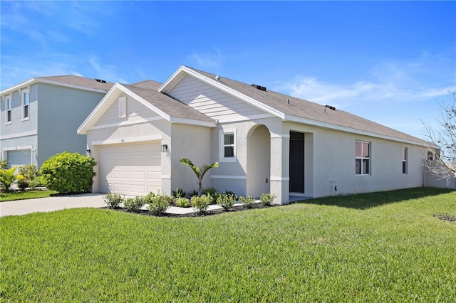 view of front of home featuring a garage, stucco siding, driveway, and a front yard