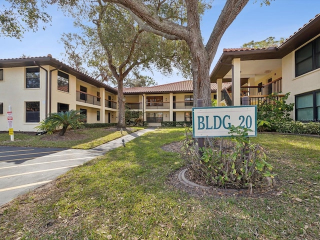 view of property's community featuring a lawn