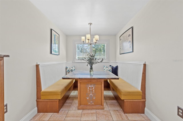 dining room with an inviting chandelier, baseboards, and breakfast area